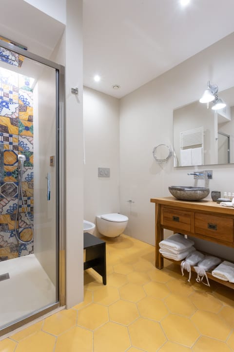 Deluxe Double Room | Bathroom | Shower, rainfall showerhead, designer toiletries, hair dryer