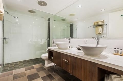 Premier Suite | Bathroom | Shower, free toiletries, hair dryer, towels