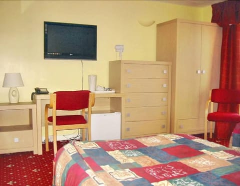 Family Room | Desk, iron/ironing board, free WiFi