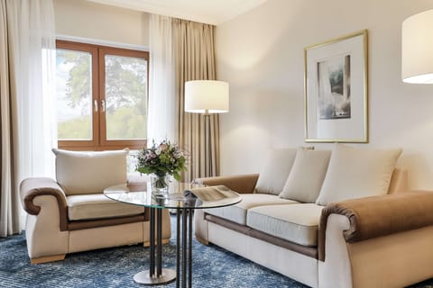 Junior Suite | Hypo-allergenic bedding, in-room safe, desk, blackout drapes