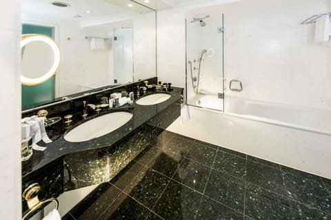 Comfort Suite | Bathroom | Combined shower/tub, free toiletries, hair dryer, bidet