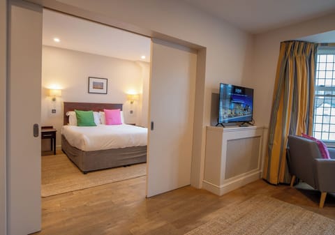 Suite, 1 King Bed | Desk, laptop workspace, iron/ironing board, free WiFi