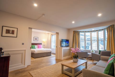 Suite, 1 King Bed | Desk, laptop workspace, iron/ironing board, free WiFi