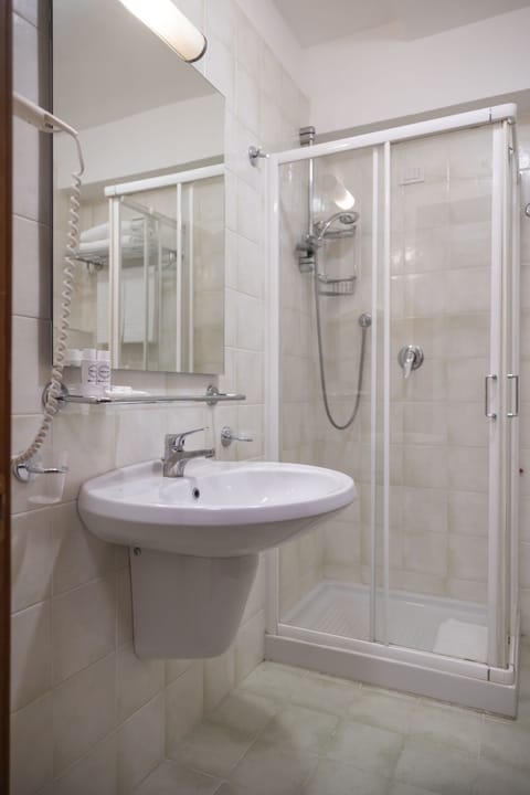 Superior Double Room, 1 Double or 2 Twin Beds | Bathroom | Free toiletries, hair dryer, bidet, towels