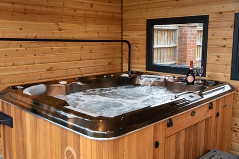 Lakeside Lodge with Hot Tub | Private spa tub