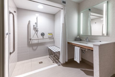 Combined shower/tub, hair dryer, towels