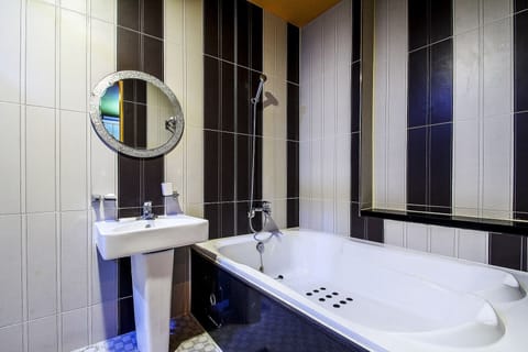 Room (Event) | Bathroom | Deep soaking tub, rainfall showerhead, free toiletries, hair dryer