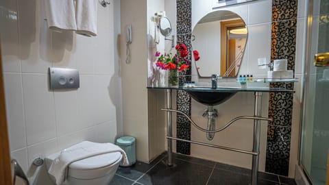 Standard Room | Bathroom | Shower, free toiletries, hair dryer, slippers