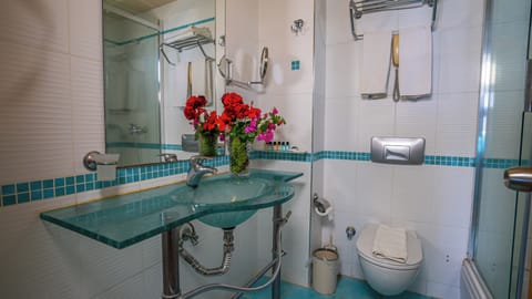 Standard Room | Bathroom | Shower, free toiletries, hair dryer, slippers