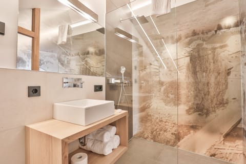 Deep soaking tub, free toiletries, hair dryer, slippers