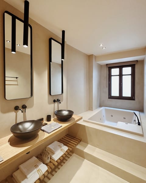 Design Suite with Indoor Hot Tub | Bathroom | Shower, free toiletries, hair dryer, bathrobes