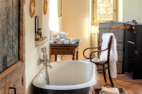 Suite, Balcony | Bathroom | Combined shower/tub, free toiletries, hair dryer, bathrobes