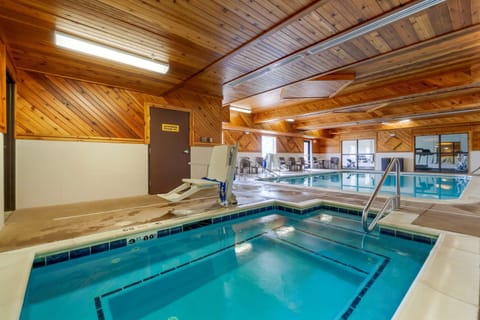 Indoor pool, sun loungers