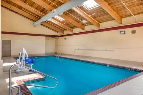 Indoor pool, sun loungers