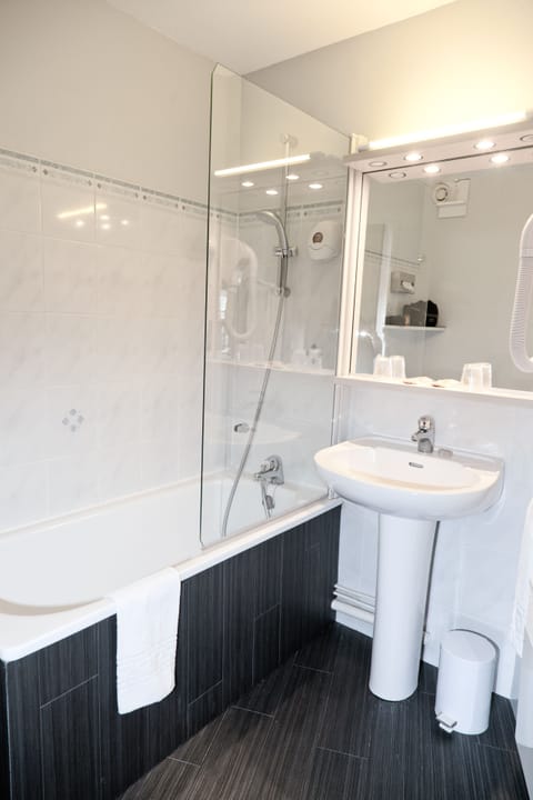 Combined shower/tub, hair dryer, towels