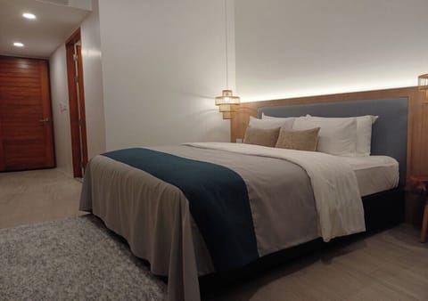 Honeymoon Room | Minibar, in-room safe, individually decorated, blackout drapes