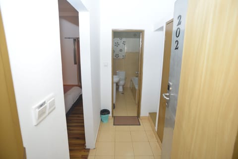 Senior Double Room | Bathroom | Free toiletries, bidet, towels