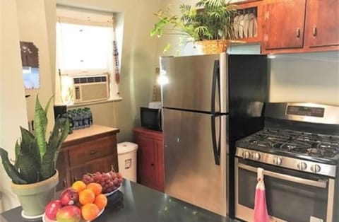 Vineyard Mansion B&B - Carriage House | Private kitchen | Full-size fridge, microwave, oven, stovetop