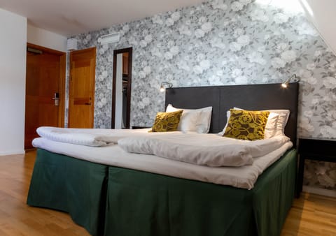 Desk, blackout drapes, iron/ironing board, free WiFi