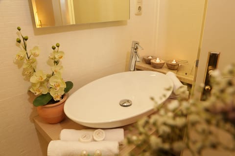 Junior Suite | Bathroom sink