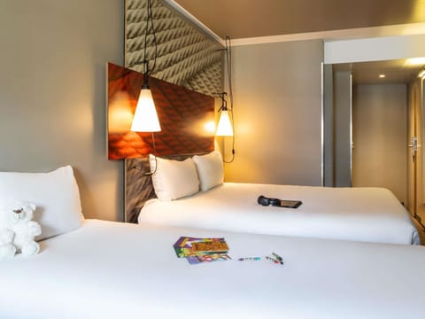 Premium bedding, desk, blackout drapes, soundproofing