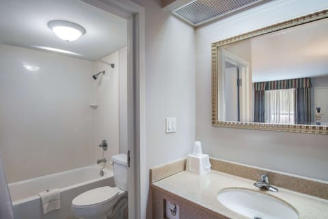 Combined shower/tub, towels