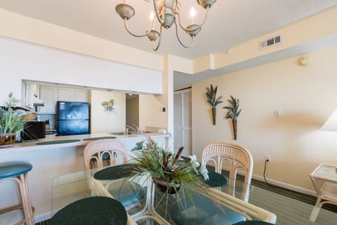 2 Bedroom, 2 Bathroom, Oceanview Condo | In-room dining