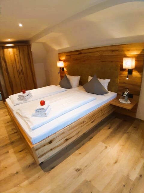 Premium bedding, in-room safe, individually decorated