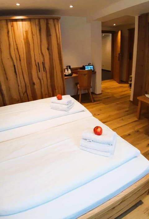 Comfort Suite | Premium bedding, in-room safe, individually decorated