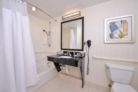 Combined shower/tub, free toiletries, hair dryer, towels