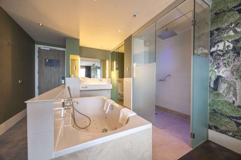 Suite | Premium bedding, pillowtop beds, minibar, in-room safe