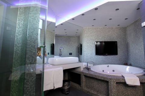 Suite | Deep soaking bathtub