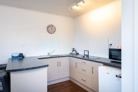 Twin Unit - Sleeps 3 | Private kitchen | Mini-fridge, microwave, stovetop, electric kettle