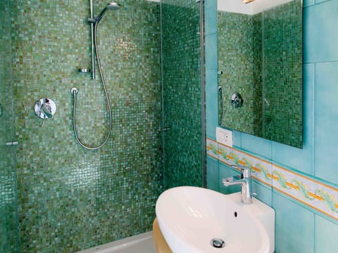 Suite, 2 Bedrooms, Sea View | Bathroom | Shower, hair dryer, bidet, towels