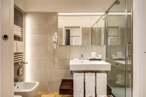 Family Room | Bathroom | Shower, rainfall showerhead, free toiletries, hair dryer