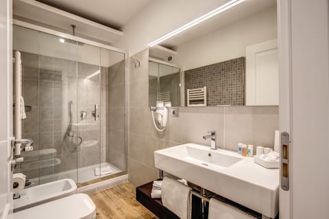 Deluxe Double Room, Terrace | Bathroom | Shower, rainfall showerhead, free toiletries, hair dryer