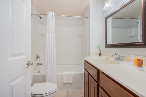 Pool View Suite (No Pets) | Bathroom | Combined shower/tub, free toiletries, hair dryer, towels