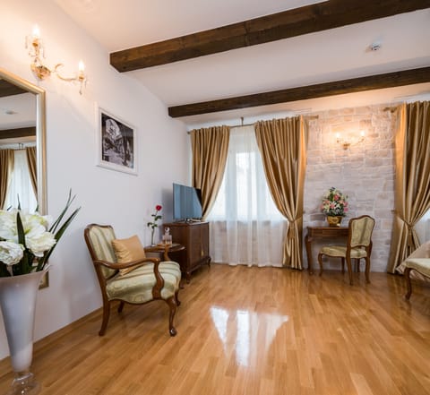 Premium Double Room (101) | Living area | Flat-screen TV