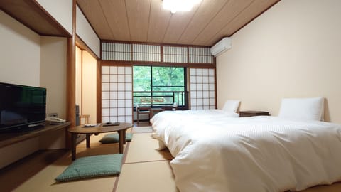 Japanese-style Twin Room with Shared Bathroom (Non Smoking) | In-room safe, free WiFi, bed sheets