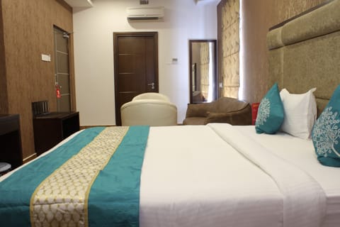 Deluxe Double Room, 1 King Bed, City View | Egyptian cotton sheets, premium bedding, down comforters, in-room safe