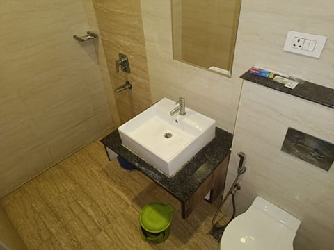 Standard Single Room | Bathroom | Shower, eco-friendly toiletries, towels, soap