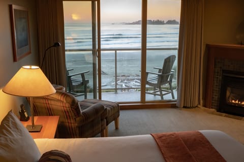 Deluxe Room, 1 King Bed, Beachside | Premium bedding, pillowtop beds, in-room safe, iron/ironing board