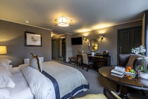 Executive Double or Twin Room | Minibar, in-room safe, individually decorated, individually furnished