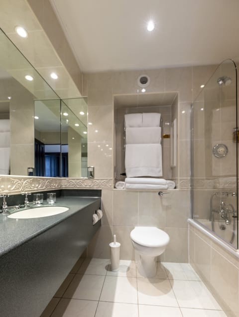 Suite | Bathroom | Combined shower/tub, designer toiletries, hair dryer, bathrobes