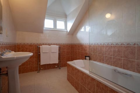 Combined shower/tub, free toiletries, hair dryer, towels