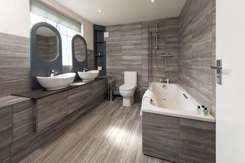 Exclusive Studio, 1 Bedroom, Non Smoking, Courtyard View | Bathroom | Shower, free toiletries, hair dryer, towels