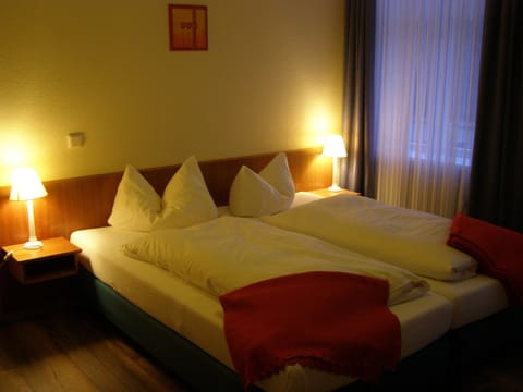 Standard Double Room, 1 King Bed, Park View | Room amenity