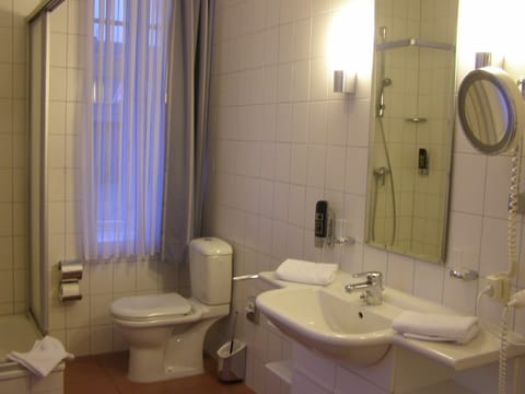 Standard Double Room, 1 King Bed, Park View | Bathroom | Shower, free toiletries, towels