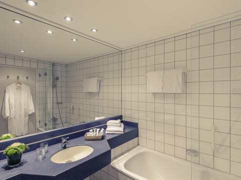 Hypo-allergenic bedding, in-room safe, desk, blackout drapes