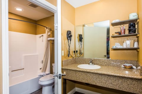 Standard Room, 1 King Bed | Bathroom | Combined shower/tub, free toiletries, hair dryer, towels